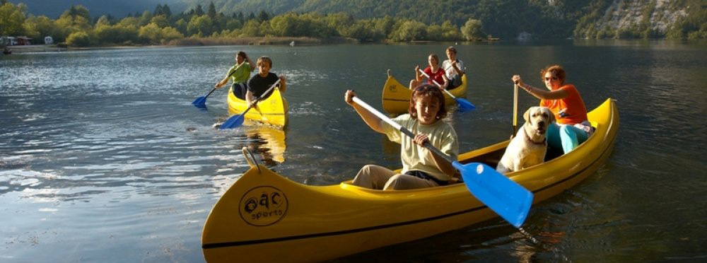 Juliana Trail Helia s kanujem po bohinjskem jezeru
